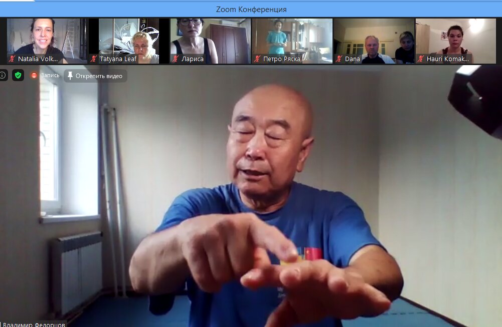 Master Mu Yuchun with students during online lesson